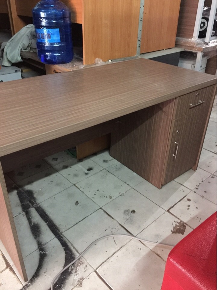THANH LÝ BÀN LÀM VIỆC NÂU ĐỎ 150x70 CÓ HỘC KHÓA